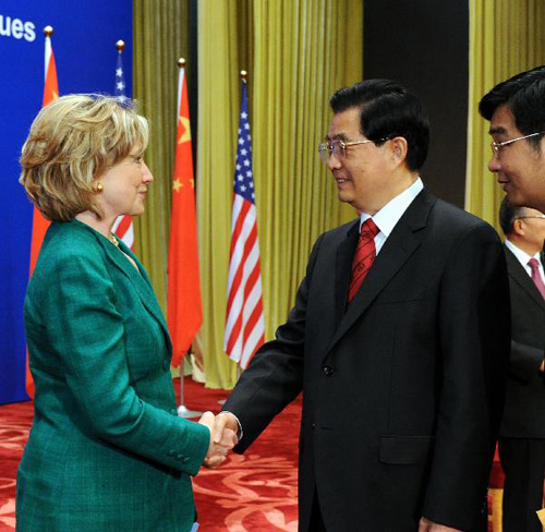 Chủ tịch Hồ Cẩm Đào và Ngoại trưởng Mỹ H.Clinton trong lễ khai mạc Đối thoại Chiến lược và kinh tế Trung-Mỹ vòng 2 tại Đại lễ đường Nhân dân Bắc Kinh