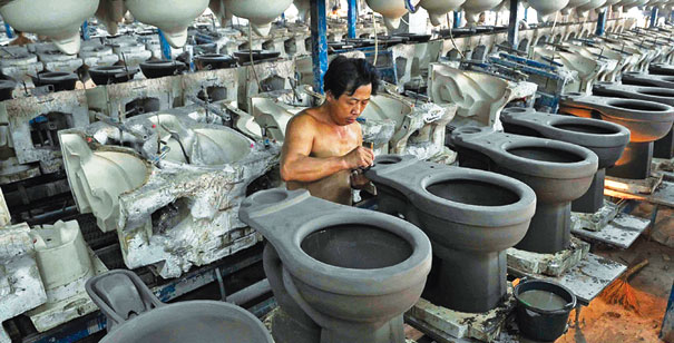 Sản xuất bồn cầu xuất khẩu ở nhà máy Toại Ninh, tỉnh Hà Bắc. Ảnh: TL