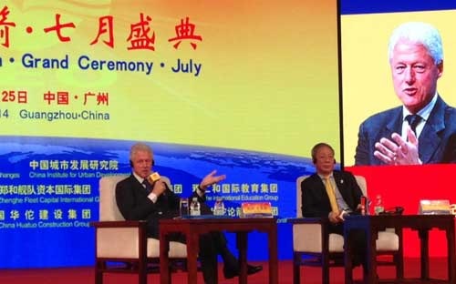 Cựu Tổng thống Mỹ Bill Clinton phát biểu tại cuộc hội thảo ở Quảng Châu, Trung Quốc 