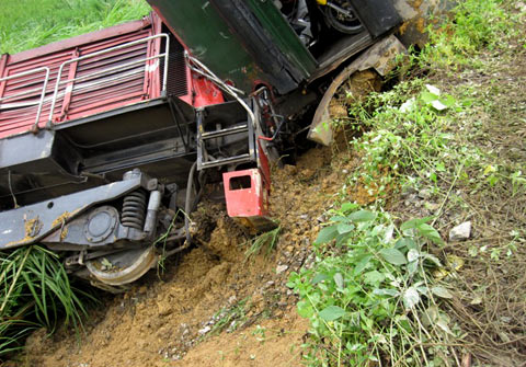 Lật tàu ở Yên Bái ngày 6/9/2010. Ảnh IE