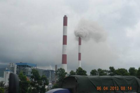 Khói từ ống của nhà máy nhiệt điện Phả Lại xả ra làm nguy hại tới môi trường