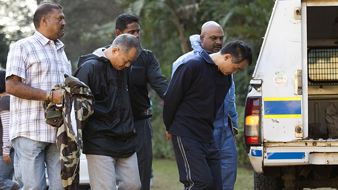 Cảnh sát Nam Phi bắt giữ hai người quốc tịch Trung Quốc ở Kloof vì tội buôn bán heroin. Số hàng bị thu giữ trong đợt bắt ngày 26-6 trị giá gần 300.000 USD